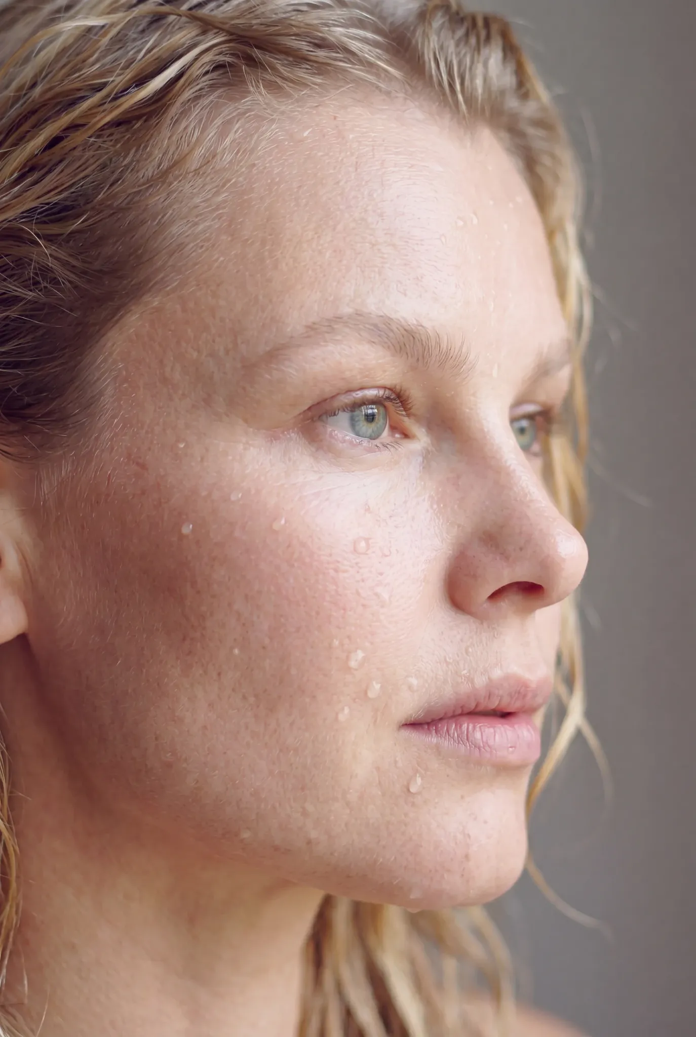 Close beauty portrait with water droplets